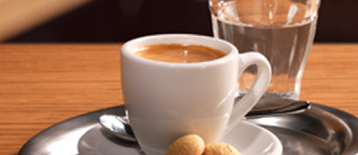 دلیل خوردن آب بعد از قهوه